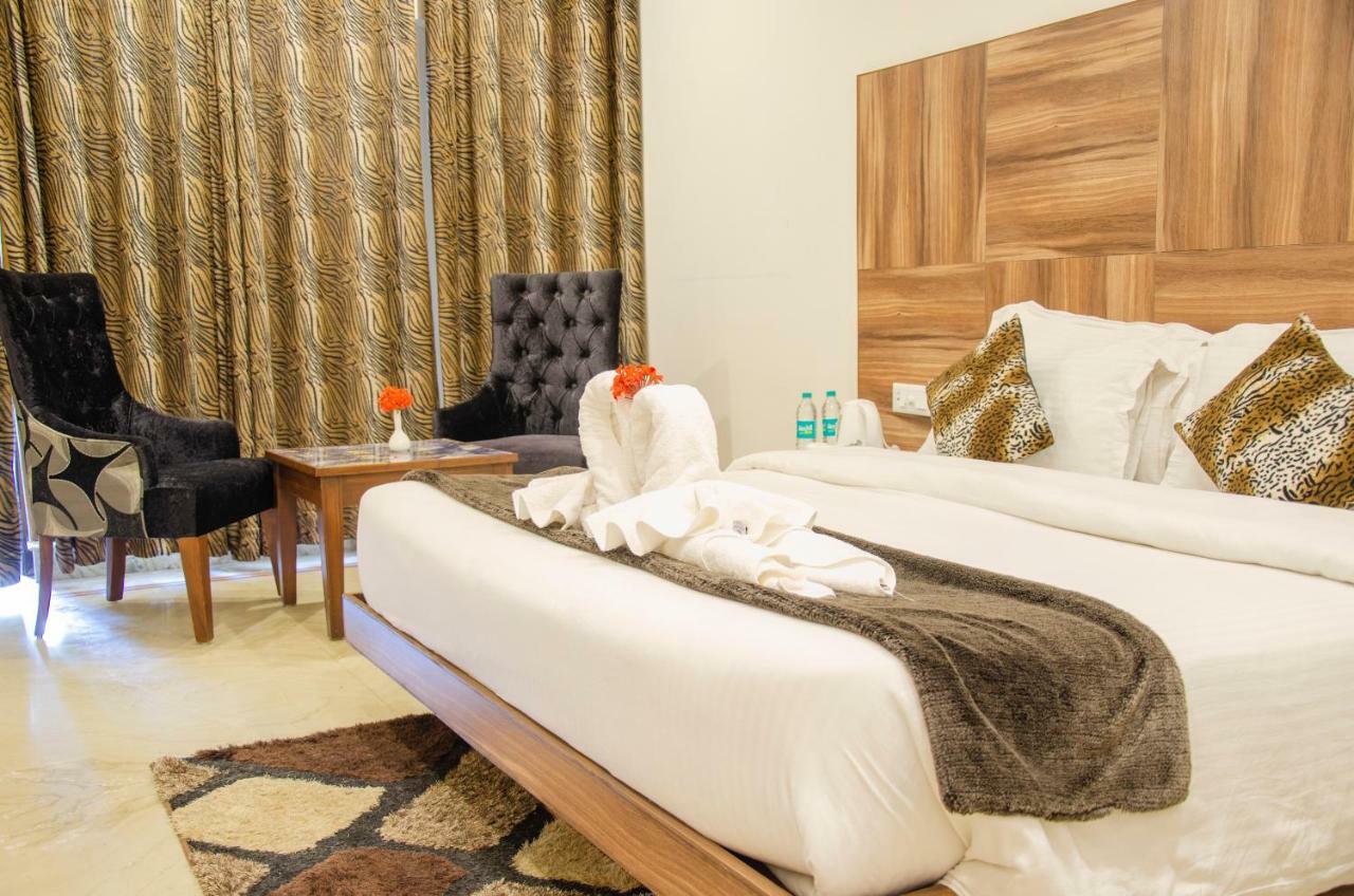 Hotel Seven Oaks Dehradun Extérieur photo